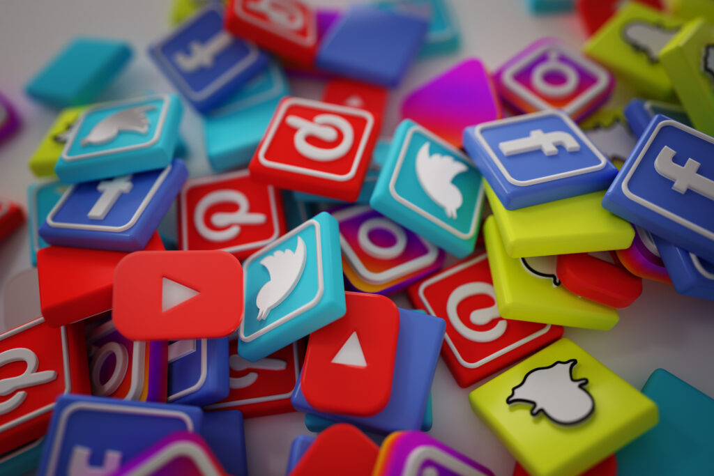 How much do you pay a social media manager?