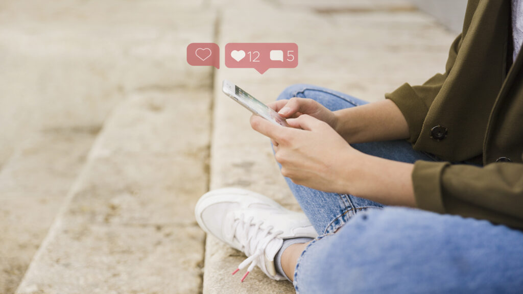 What does a social media manager do all day?